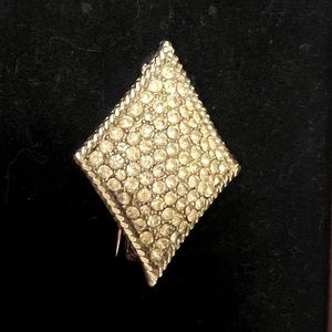 Beautiful Lisner circa 1938 brooch/pin.